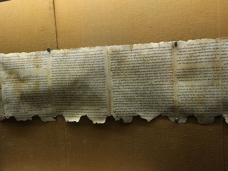虚拟开封新技术解读古老的犹太圣经_Ancient Biblical Scroll Gets Read While Wrapped